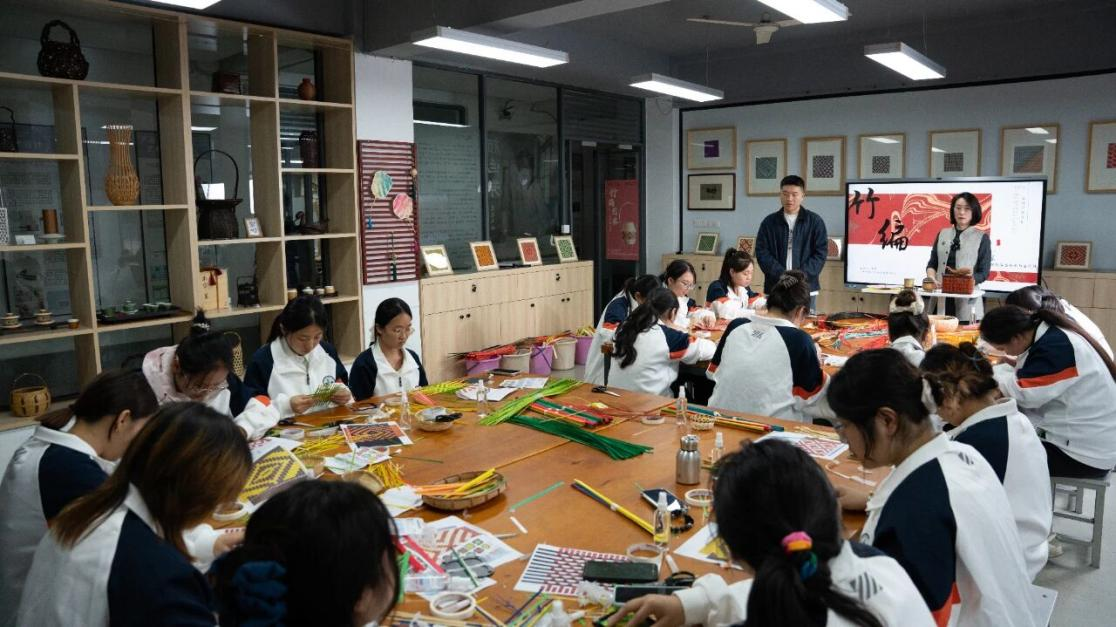 为非遗“添彩”，为青春“赋能”：江苏建院的文化育人新实践